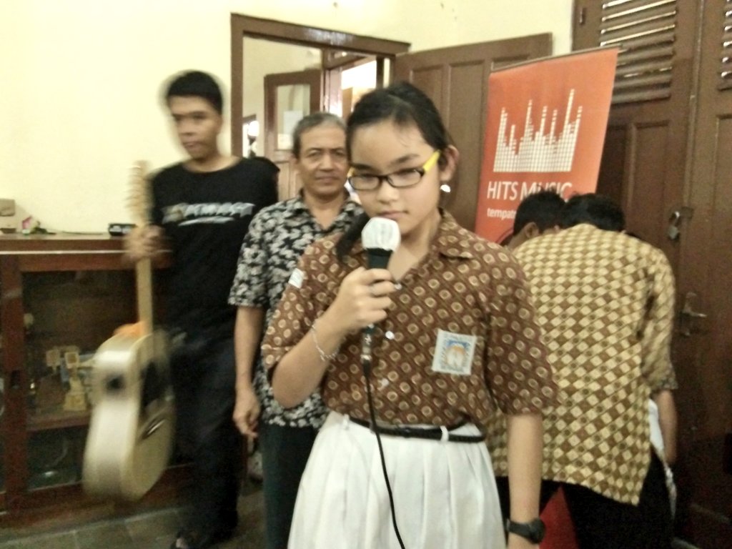 jejeradiosby's tweet photo. Baksos bareng @V1MAST sudah dimulai nih... Ada adek Rene yg lagi nyanyi diiringi temen2nya.. #HitsEvent https://t.co/mHoT1Tb7WE