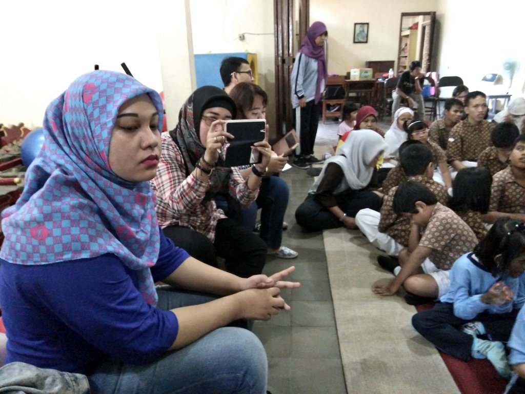 jejeradiosby's tweet photo. Baksos bareng @V1MAST sudah dimulai nih... Ada adek Rene yg lagi nyanyi diiringi temen2nya.. #HitsEvent https://t.co/mHoT1Tb7WE