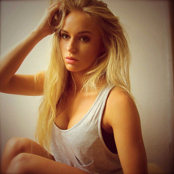 FootAndGirls's tweet photo. https://t.co/brhNKoioL4