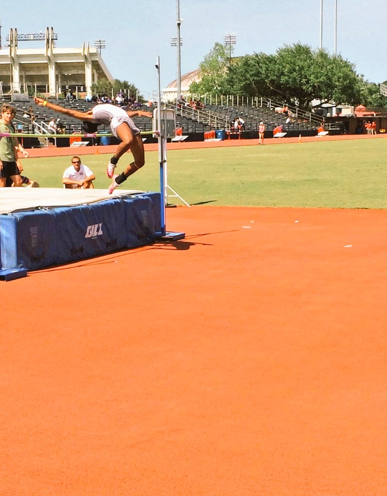 dezdaynae's tweet photo. Proud to clear 5'0 and place second today๐ช #StateUpNext #CouldntHaveBeenMoreProud โค https://t.co/bhEdSflyIr