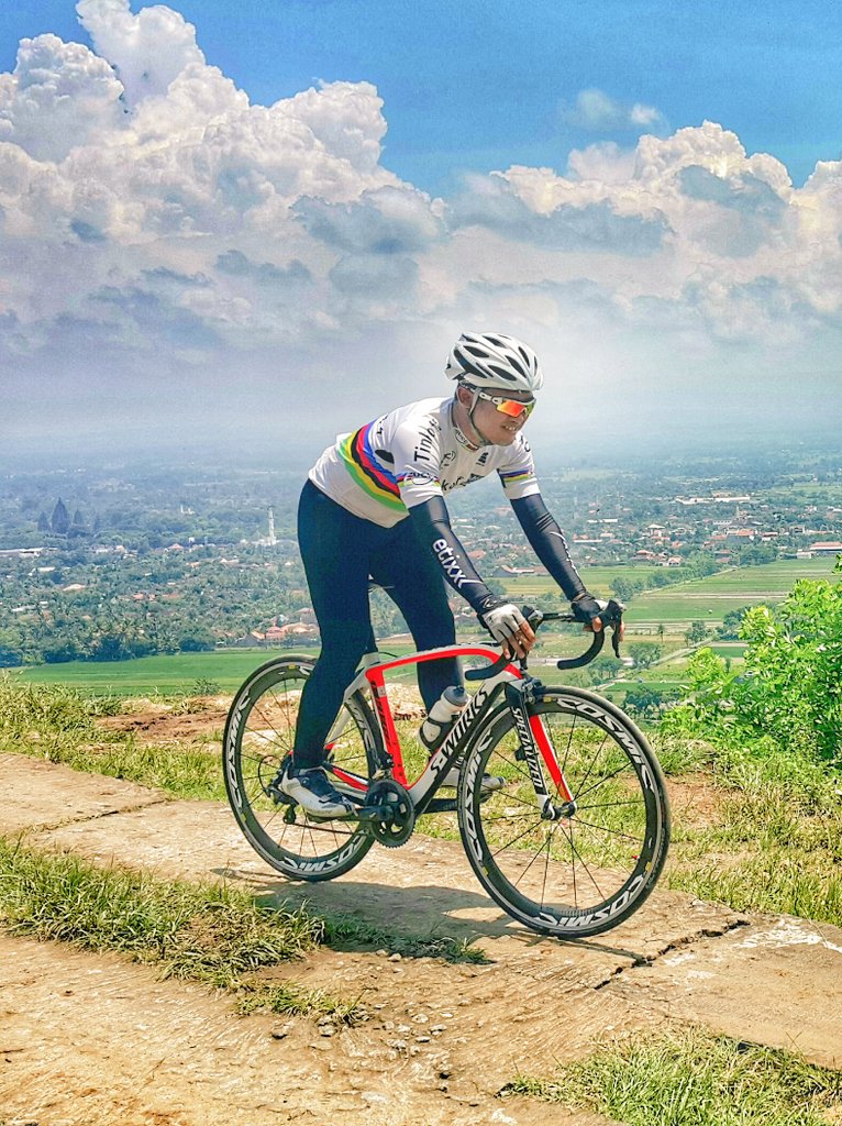 yudawputra's tweet photo. Me and my venge. Sèe from above

#specialized #sworks #venge #thinkoff #jogja https://t.co/sZ4H5PTvGr