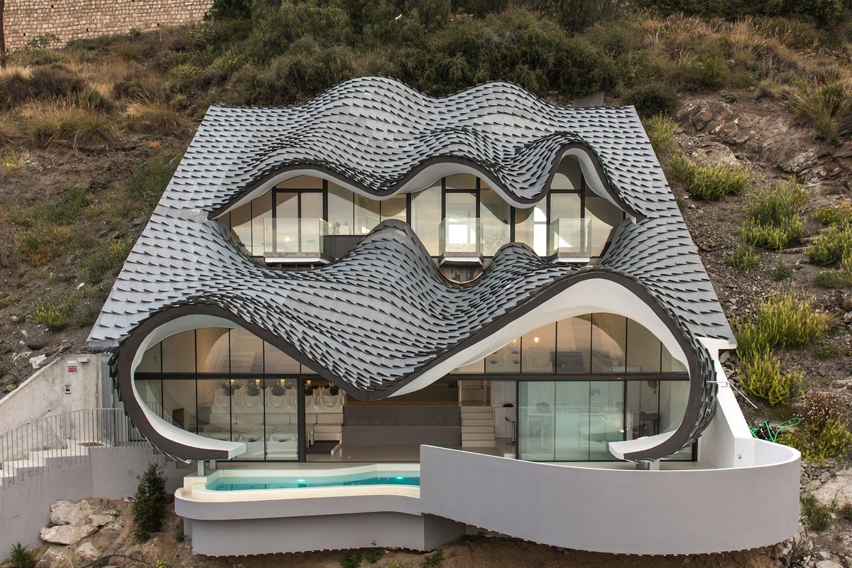 Cliff house buried in the mountain off the Granada coast onekindesign.com/2015/12/14/cli…