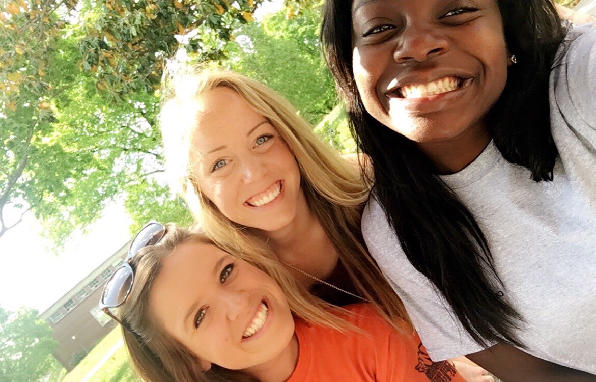LindseyWells2's tweet photo. Last day of class ever at CN. 2 more tests til graduation. #bittersweet #mysweetfriends #donut https://t.co/eplaeOoL2s
