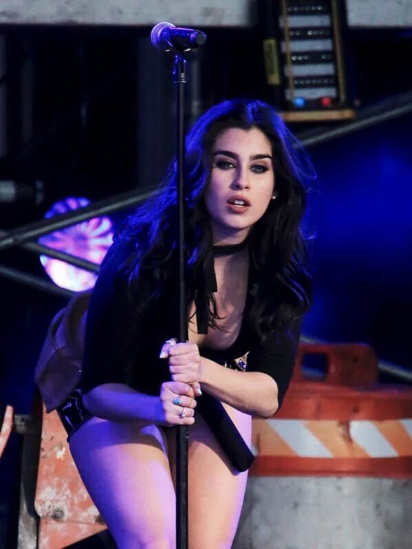 euphoricdanvers's tweet photo. how am I supposed to pretend to be straight when Lauren Jauregui exists https://t.co/ivj9nCAuMq