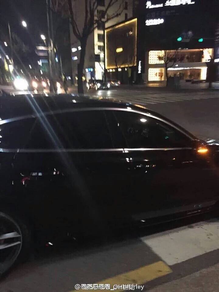 ekszoh's tweet photo. Sehun's car vs. Pcy's car lmao SH was driving a black luxury car while his hyung was driving a scooter.
RK be like😭😭 https://t.co/Oyqk8Ioxj7