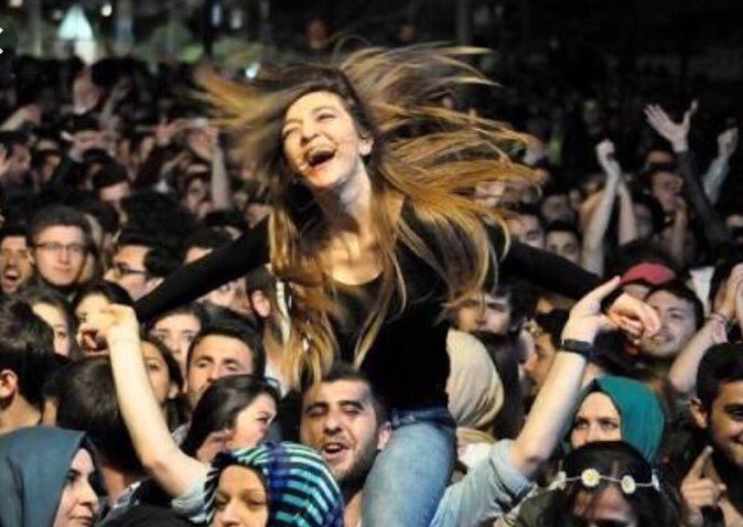 Hayat devam ediyor ama üniversitelerde bahar şenlikleri iptal
Olan gençlere ve müziğe oluyor
sosyal.hurriyet.com.tr/yazar/melis-al…