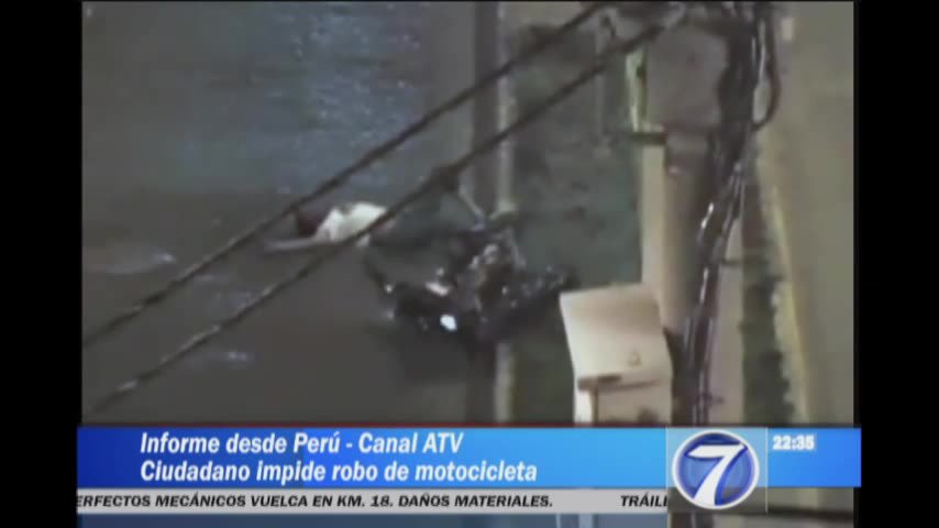 Noti7Guatemala's tweet photo. Perú: Peatón frustró robo de motocicleta solo con una piedra https://t.co/I0iMEHUmlg https://t.co/q5RBCxgwBv