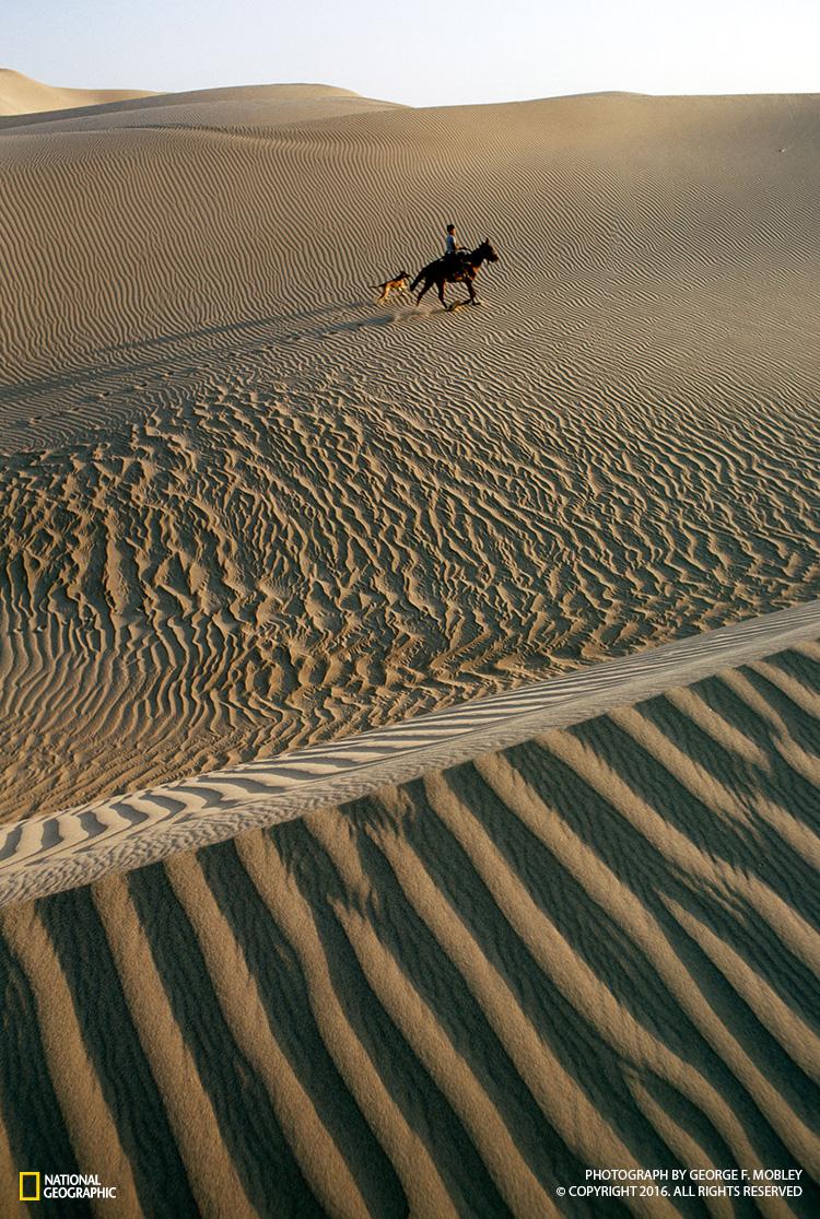 NatGeoPhotos's tweet photo. These National Geographic photos have been hurtling through space for almost 40 years: https://t.co/IOc8Z2j1Gh https://t.co/Dak0XNUqDw