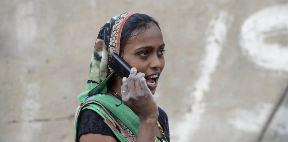 HuffPostWomen's tweet image. All mobile phones sold in India will have ‘panic’ button to help protect women huff.to/1QAgXHM