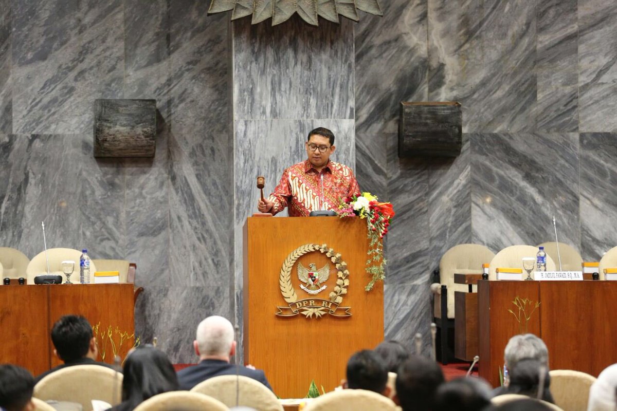 (3). Di era demokrasi yang semakin modern membutuhkan parlemen yang modern.