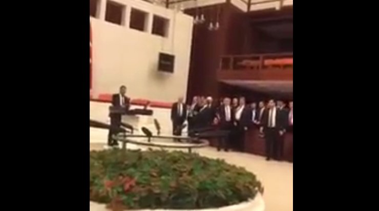 DikenComTr's tweet photo. HDP’li Encü’nün ‘Katledilen sivilleri anıyorum’ sözü üzerine AKP’liler kürsüye yürüdü
https://t.co/igvu8ldlCq https://t.co/lZZnlXRmsi