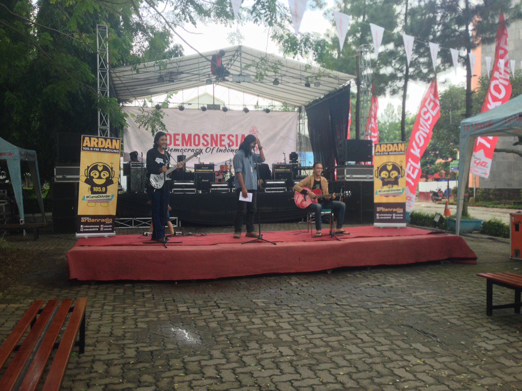 demosnesia's tweet photo. [RIGHT NOW!] 
CEKAS is performing ! 

Merapat merapat ! 
@Parkiran Rektorat Unpar ! https://t.co/PhwSItuxi0