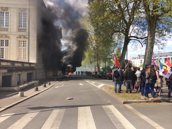 Neredi na protestima u Francuskoj ChH247BWwAA0eHS