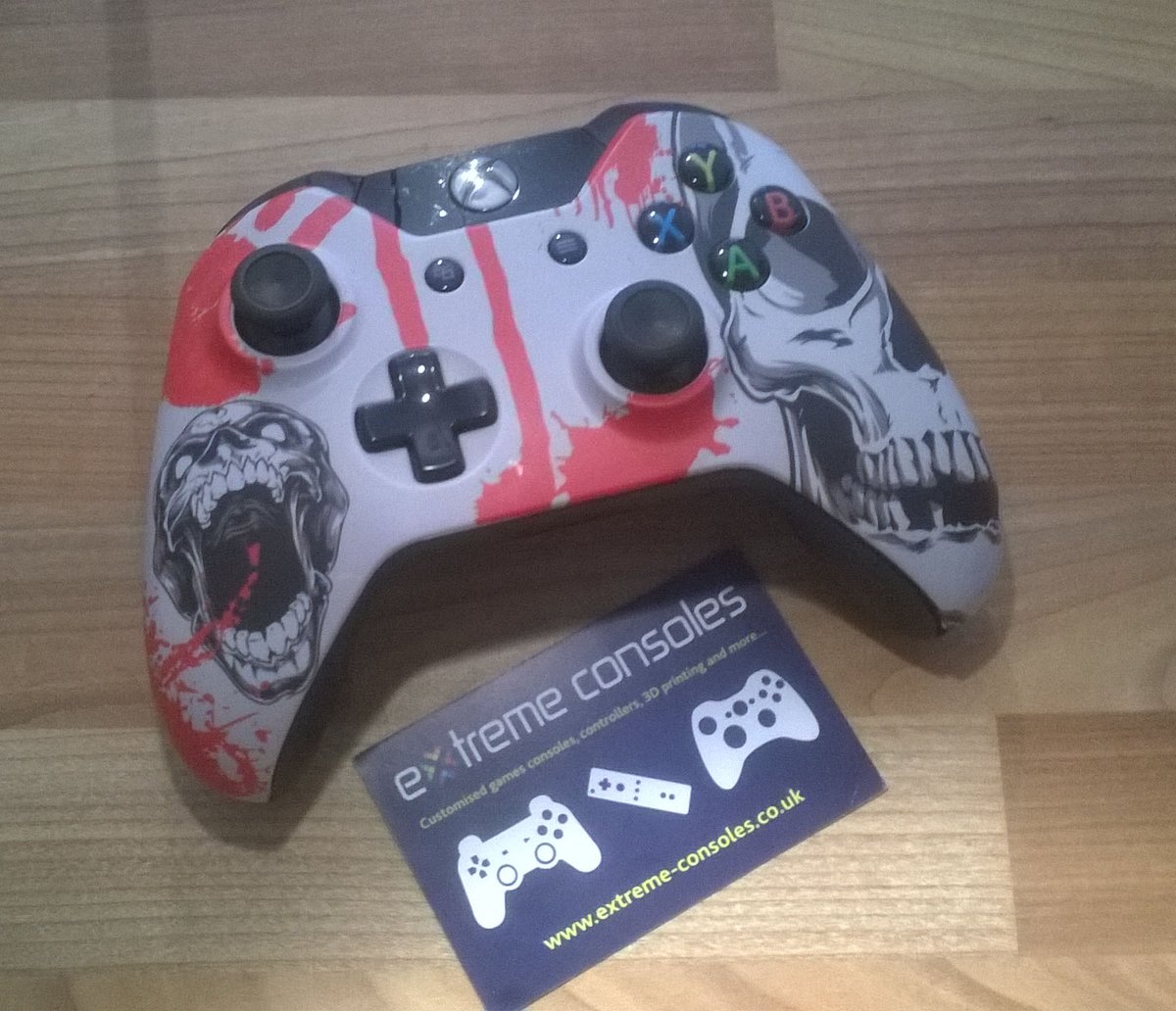 extremeconsoles's tweet photo. A scarily good controller, dripping blood and skulls !

#skulls #blood #zombies #xboxone #customcontroller #gamers https://t.co/G3yUdDeg8X
