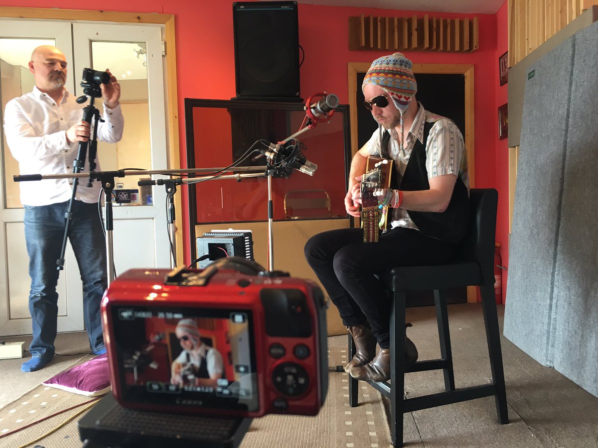 platformseshUK's tweet photo. #platformsessionsuk first #filming day with #rossalexander #mattedwards and #mickymoody and #alimaas #music https://t.co/MP3BpJPUXP