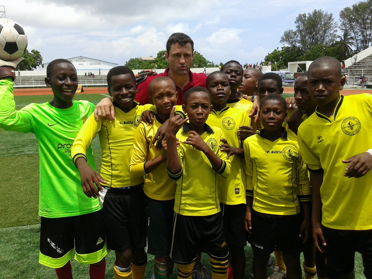 In the image have Albert Tomás with some of the young Africans promises, organized a Clínic in the Zanzibar island.