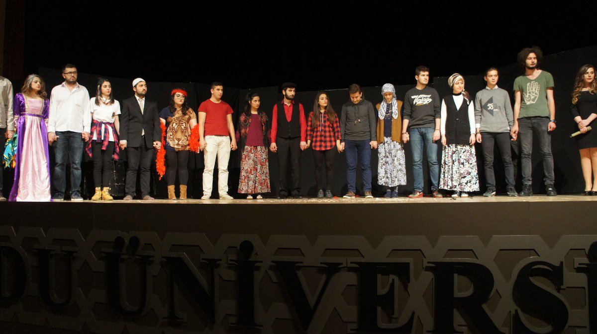 basariuni's tweet photo. Kalabalığın hakkını verdiler.Tiyatro Topluluğununun 2015'de çıkardığı 'Odun' oyunu 10. sahnesini Ordu'da aldı https://t.co/wpAgQMxxdg