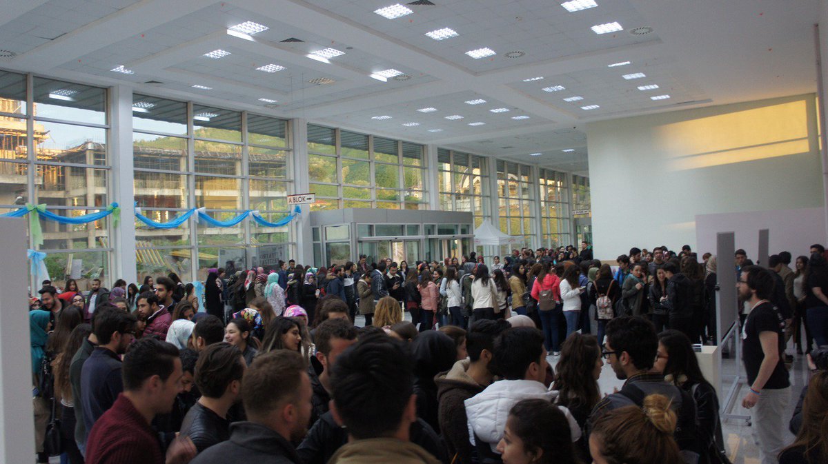 Kalabalığın hakkını verdiler.Tiyatro Topluluğununun 2015'de çıkardığı 'Odun' oyunu 10. sahnesini Ordu'da aldı