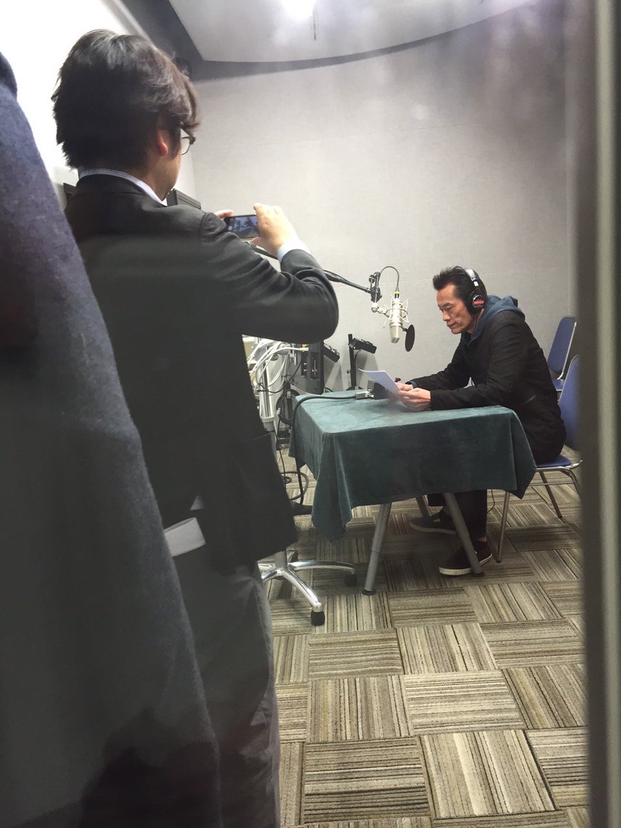 遠藤憲一公式 スタッフです 映画予告のナレーションをしているところを写しているところを写す 64 ロクヨン