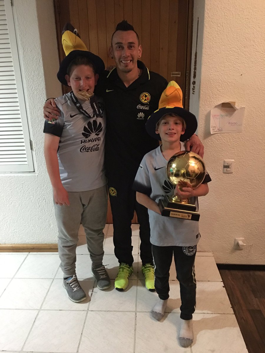 rubenssambueza's tweet photo. Gracias a toda mi familia por el apoyo incondicional y gracias a toda la afición Americanista 👏👏👏 https://t.co/hyWvlnnmu7