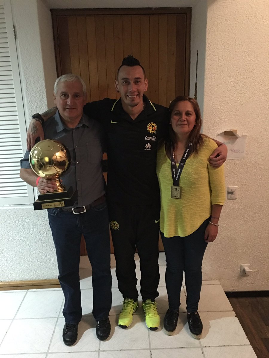 rubenssambueza's tweet photo. Gracias a toda mi familia por el apoyo incondicional y gracias a toda la afición Americanista 👏👏👏 https://t.co/hyWvlnnmu7