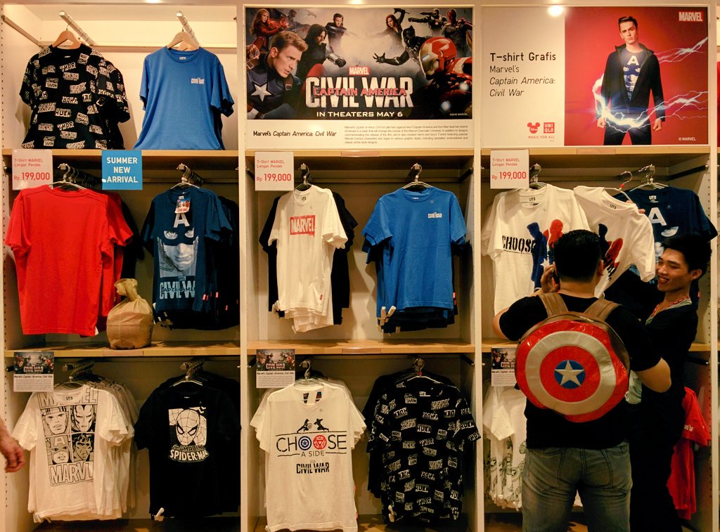 T-shirt Grafis Marvel memiliki desain yang bisa kamu pilih sesuai dengan karakter favoritmu. #UNIQLOxMarvel