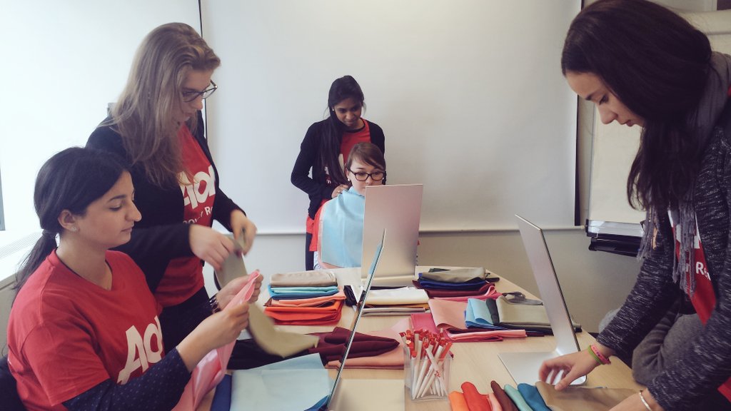 ImagePopup's tweet photo. Journée du bien être chez #aonfrance. Les salariés s'essaient au conseil en Image #bienetre #entreprise #popupimage https://t.co/xS2JDCmgla
