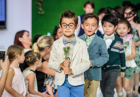 마리나베이샌즈의 The Shoppes에서 당신이 가장 좋아하는 디자이너들의 S/S 콜렉션으로 첫 아동패션쇼, '리틀 럭셔리 스타'를 개최했습니다. 멋진 옷을 입는데 나이는 문제가 되지않죠!