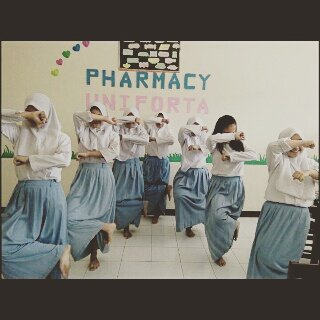 Iramusdalifah's tweet photo. begini llh kita kelakuan dikelas klau gak ada guru,bakal kangen masa masa SMKF ini ,missyoukalian :* https://t.co/GAyUPoxl5T