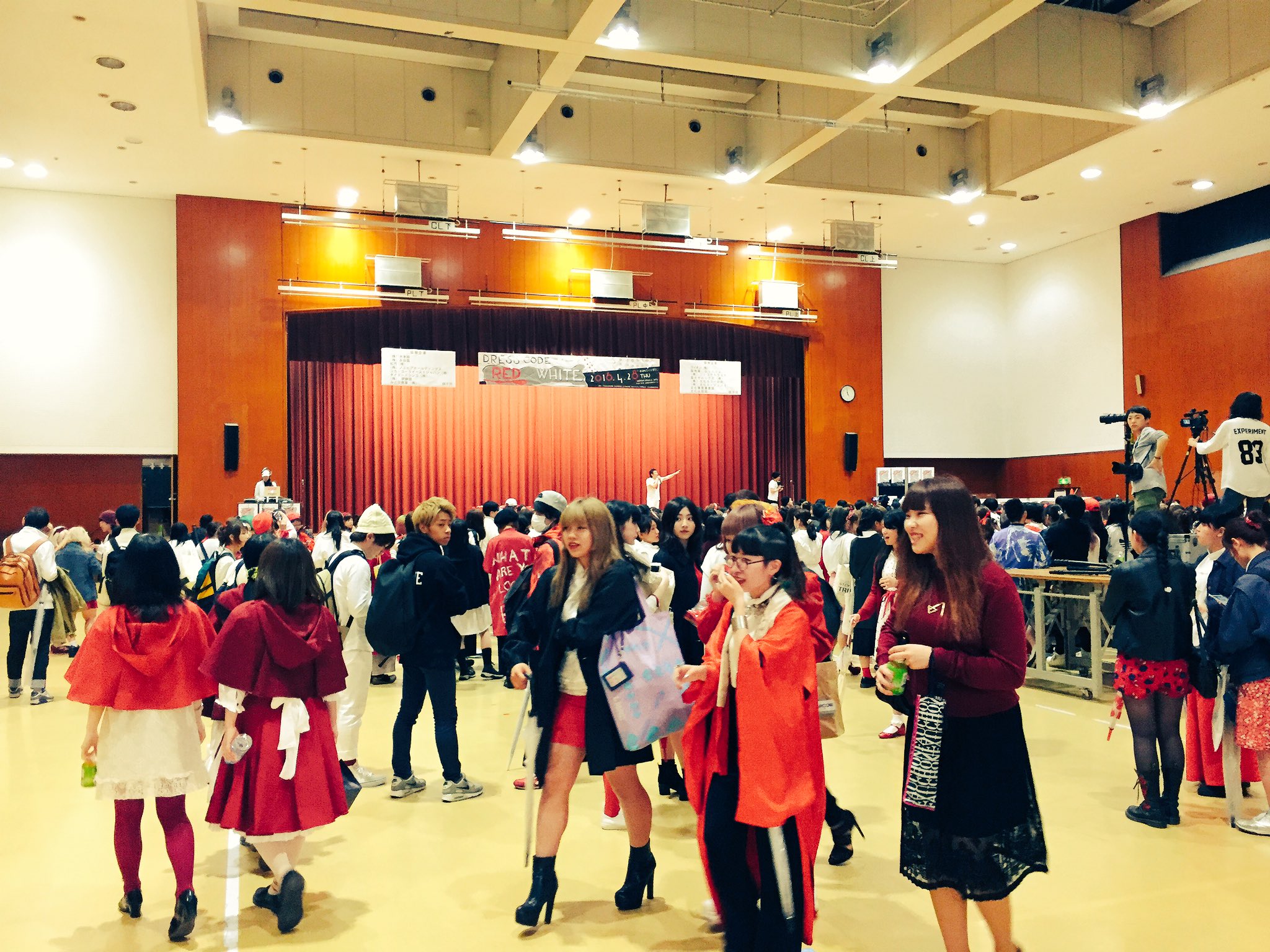 文化学園大学 入試広報課 17時より本日ドレスコードメインイベントの Fashion Show Amp Party が始まります 学生の皆さんは 遠藤記念館へ急げ ドレスコード 赤 白 文化学園 ファッションショー T Co Na5jdw7nk5 Twitter