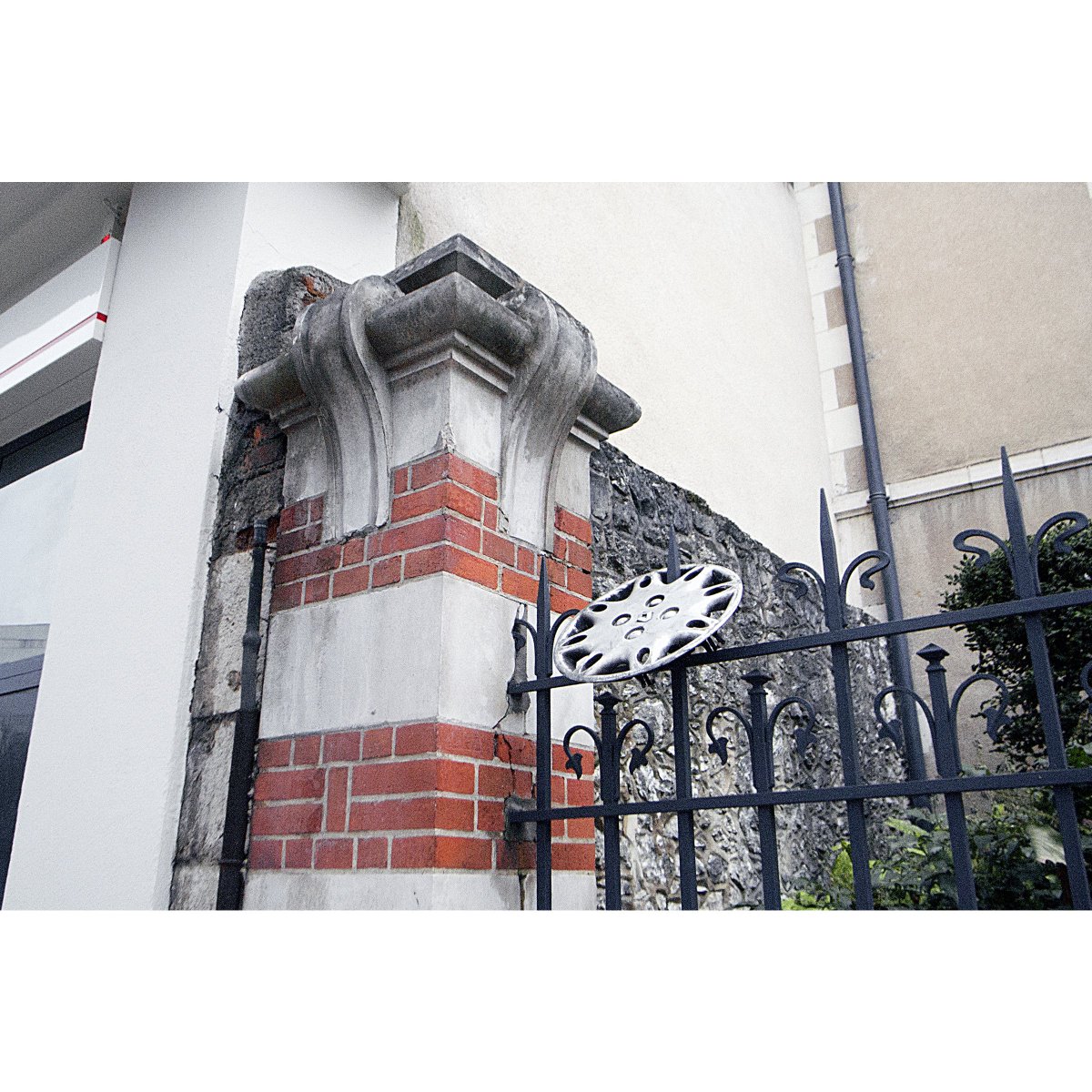 Sayf_SF's tweet image. A hubcap, wheel cover or wheel trim is a decorative disk [...]
#UrbanHacking #Loirevalley, 2016.
( CC BY @Sayf_SF )