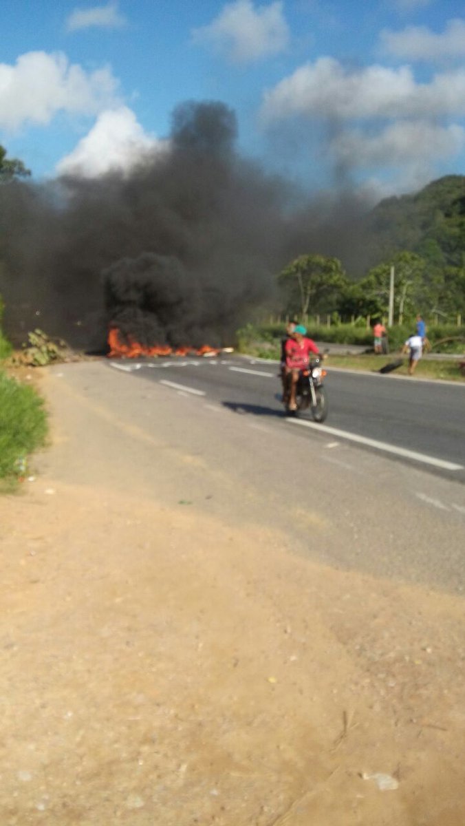 Protesto fecha a BR 101, na Charneca, no Cabo. A comunidade quer justiça pela morte de um rapaz da localidade.