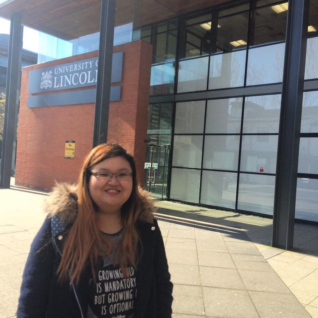 theRightU's tweet photo. We are here with Jiamin, a #Singaporean student at @unilincoln #TRUgoesUK https://t.co/IgOHiF8Gkw https://t.co/WM2pvBZUgR