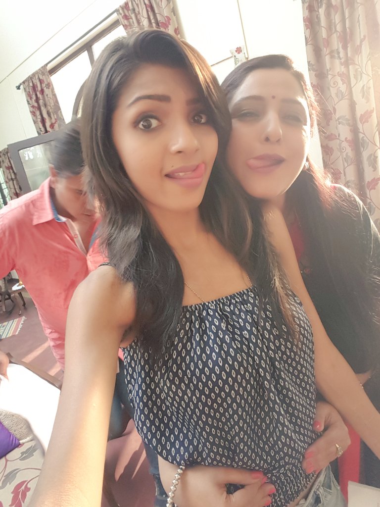 Maleekarghai's tweet image. #setfun#D4GetupNDance wid  #hotchik#poutqueen#sonam❤💋 @tishakapoor92 @TishaKapoorFC @ChannelvIndia @twinklesinha12