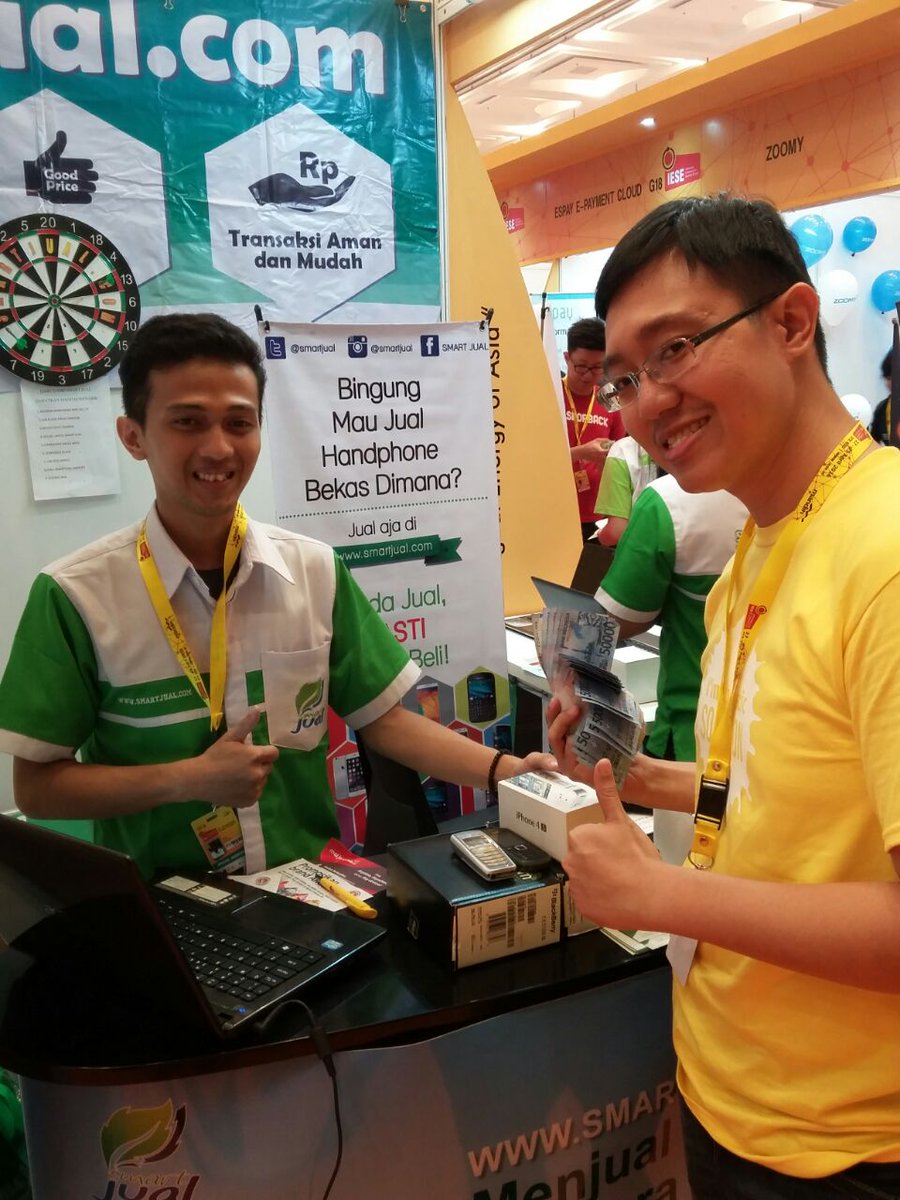 smartjual's tweet photo. RT @fabianwang dpt 1 jutaan jualan HP macem2 trmasuk HP jadul di booth @smartjual #IESE2016 :D https://t.co/TgBG8l9hif