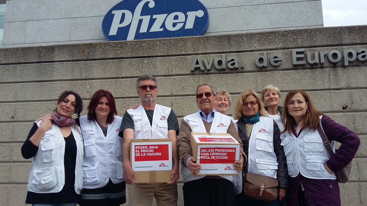Entregamos las 381.425 firmas a <a href="/pfizer_spain/">Pfizer España</a>. Pedimos que baje el precio de la vacuna de la #neumonía a 4,5 euros.