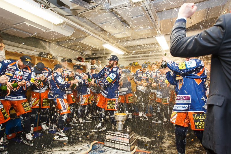 After three straight silver medals, @TapparaOfficial Tampere won Finnish title. Congrats! iihf.com/home-of-hockey…
