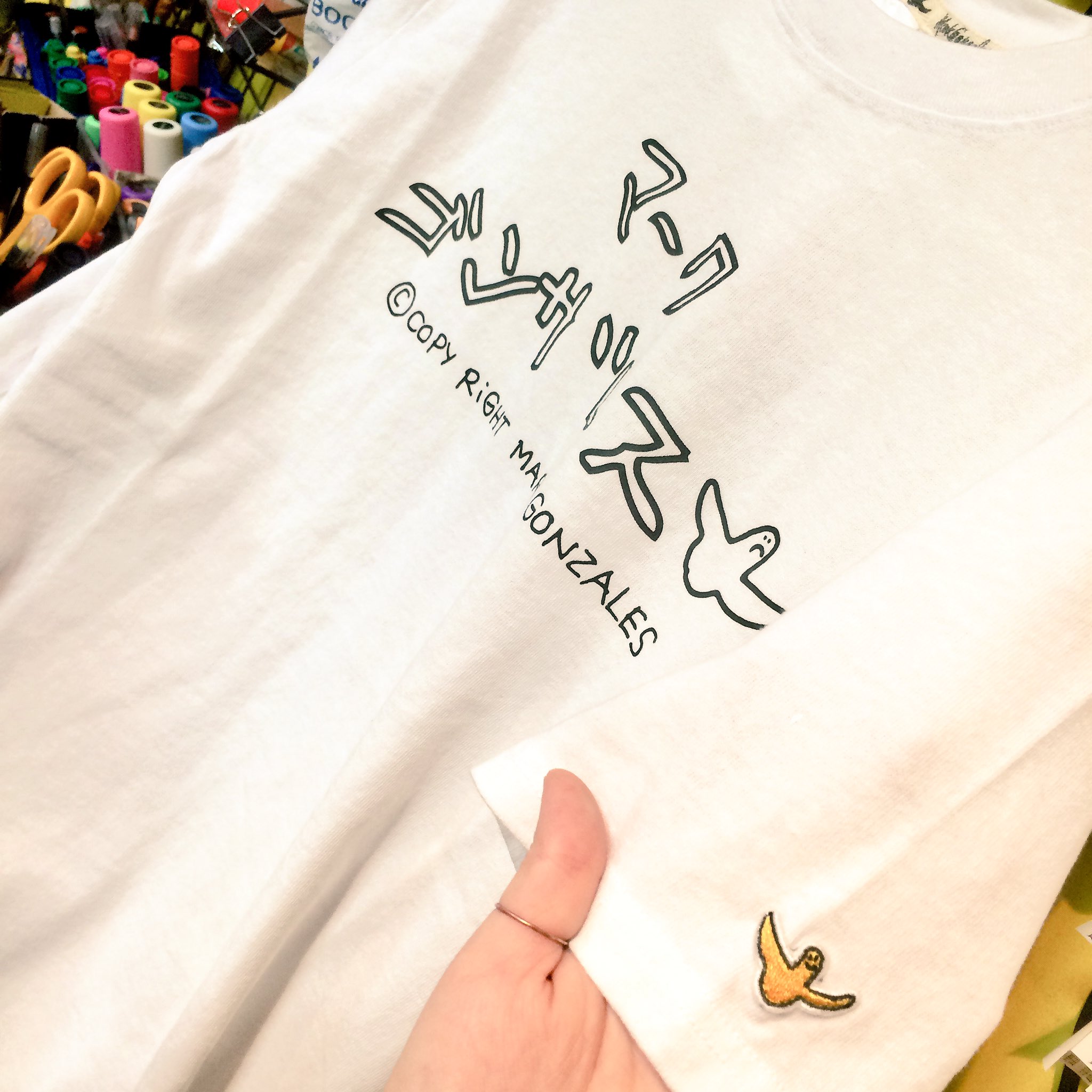 ヴィレッジヴァンガードアピタ江南西 Na Twitteru 夏に向けてマークゴンザレスのtシャツ入荷しましたー なんとも言えないゆるさがたまんないっす タグなど細かい部分まで可愛いのがゴンズ 袖のところにぴょこんと付いてるエンジェルも隙なく可愛い T Co