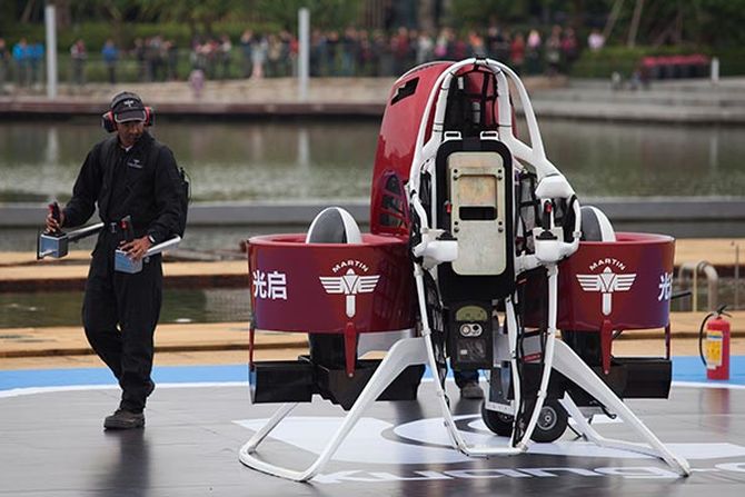 MyCoolBin's tweet photo. https://t.co/VyBLBJm0Am
#Worldfirst commercial #jetpack  $300,000 #martinjetpack #technology #gadgets #China https://t.co/WHf8uRjMJo