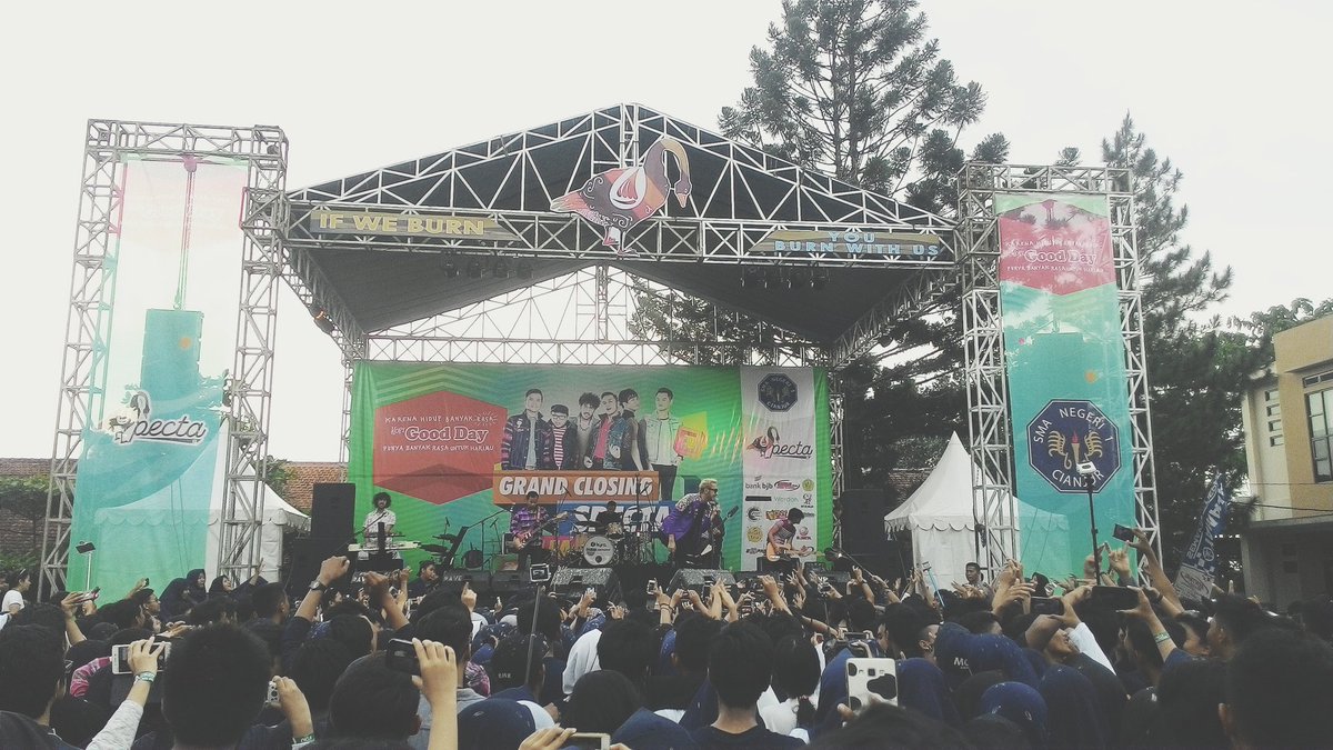 nidji's tweet photo. Yuk,, pestanya Kita mulai!!! Pensi SMAN 1 Cianjur dibuka dgn 'HAPUS AKU' &amp; 'KU TAKKAN BISA'. @SpectaElfaca https://t.co/AlNqOGEKuX