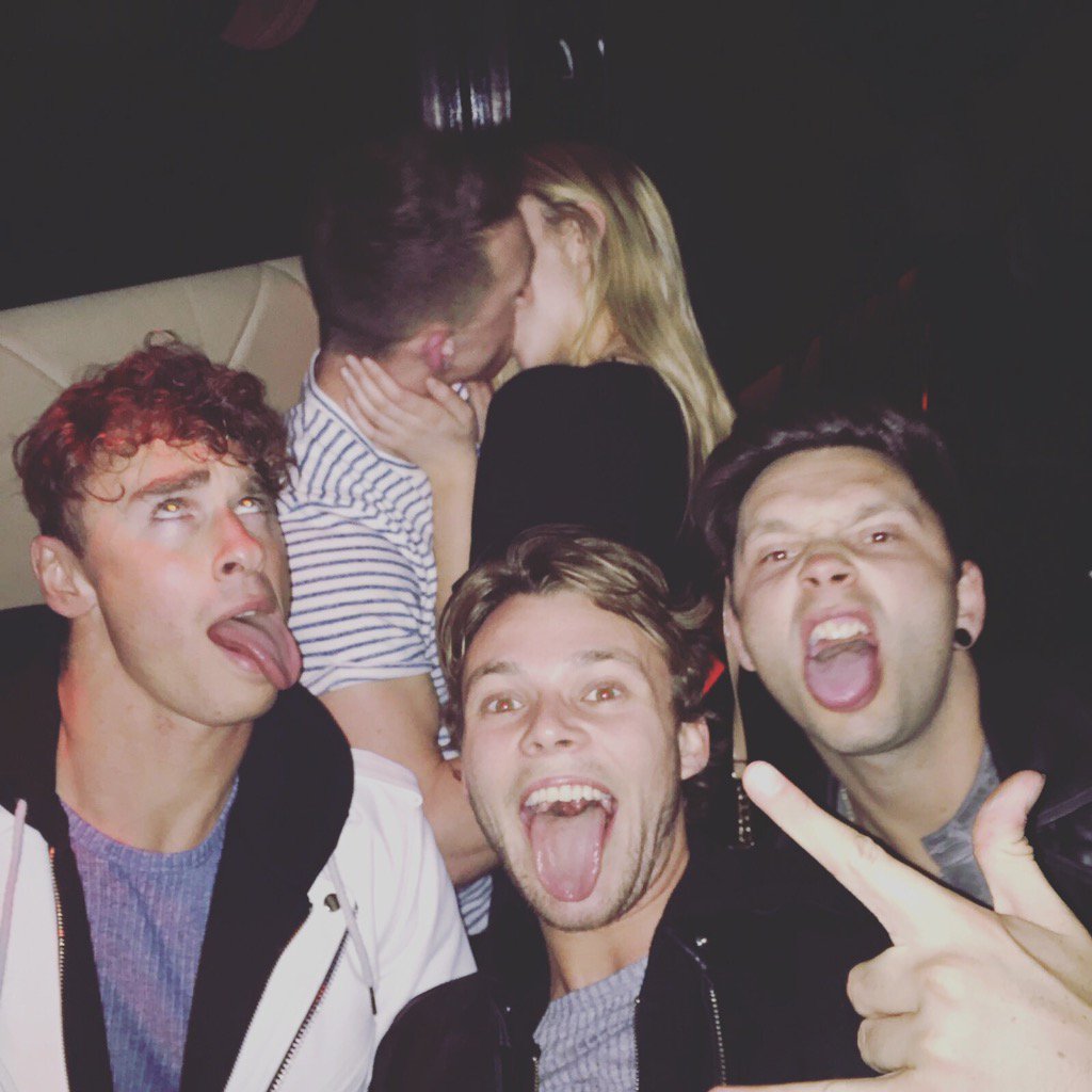 RobDamiani's tweet photo. #standinginthewayoflove @Ashton5SOS @Adam_TF https://t.co/nZb0czPjpK