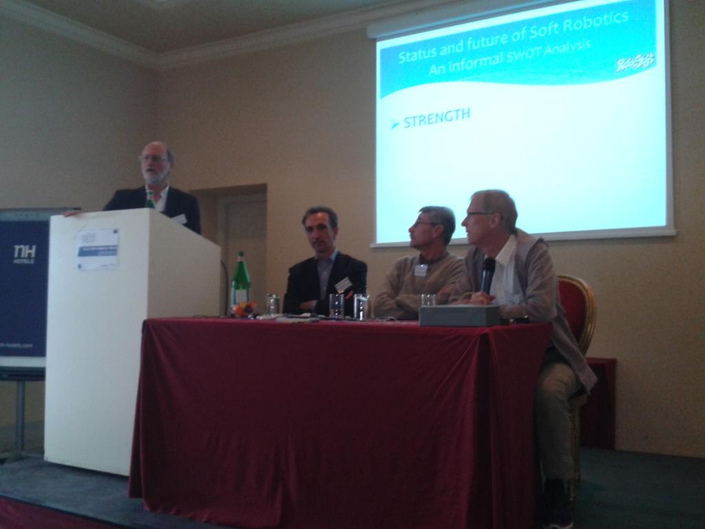 RoboSoft_CA's tweet image. A SWOT analysis on Soft Robotics. #softroboticsweek2016 closing panel discussion @RoboSoft_CA @RoboticsEU