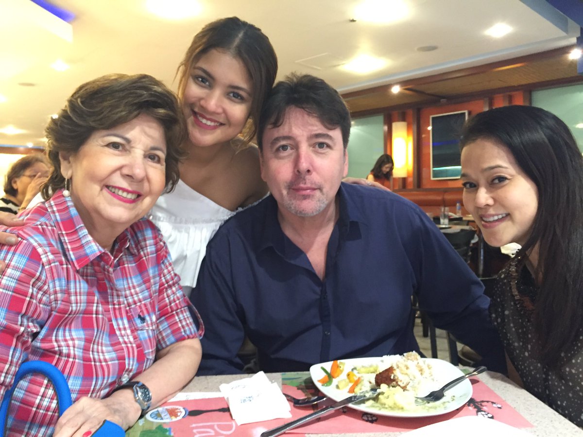 AngeliPV's tweet photo. Congratulations @KianaVee for your first venture ! #Littlewhitebox TY Papa @GaryValenciano1 for coming #SMMegamall https://t.co/8z2rMc0Nui