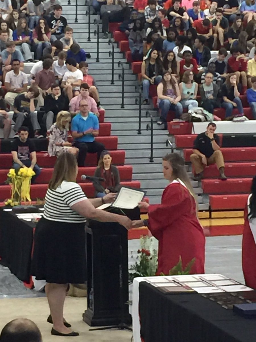 HTHuskySB's tweet photo. Bailey Murphy receiving her Presidential Scholarship from the University of South Alabama! https://t.co/2odFyEzI8U