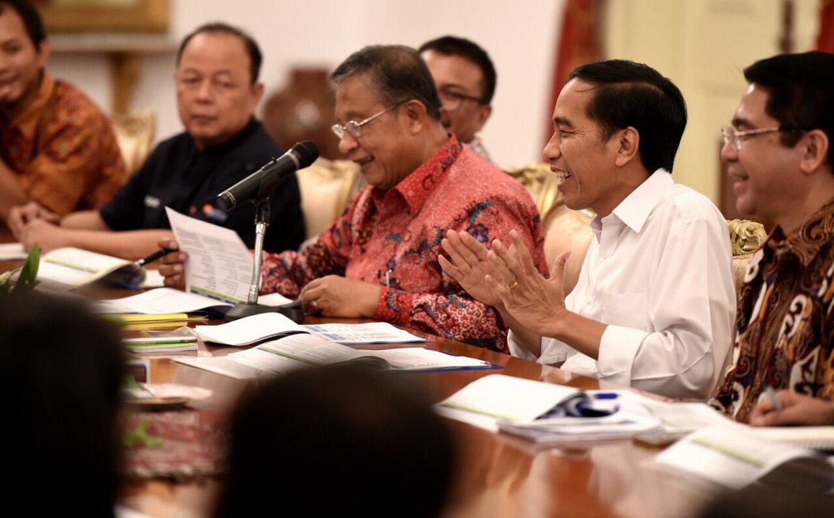 jokowi's tweet photo. Paket kebijakan ekonomi ke-12 sederhanakan izin, prosedur, waktu &amp; biaya dalam berusaha. Berguna bagi UMKM -Jkw https://t.co/Z793E1dejo
