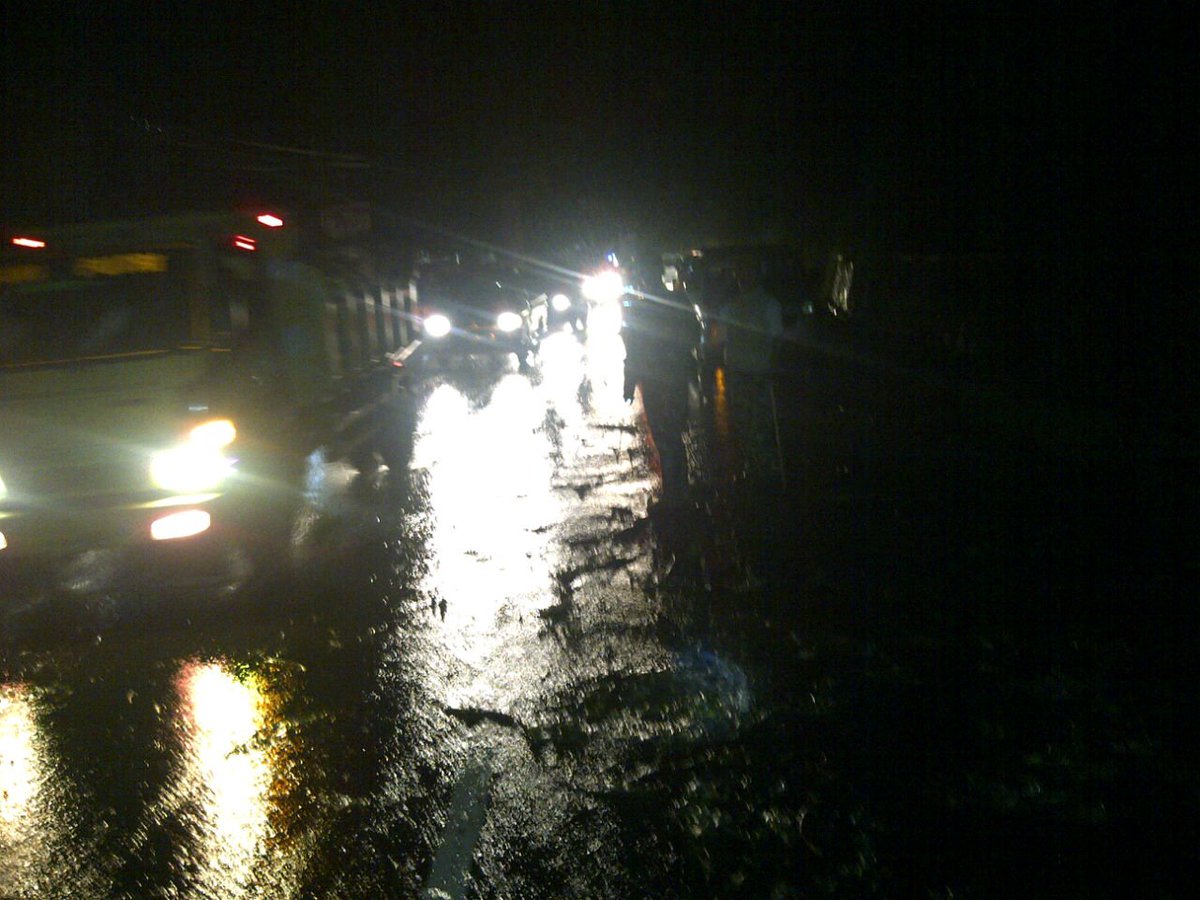 dishub_bdgkab's tweet photo. Soreang arah Ciwidey ad Tanah Longsor menutup setengah BadanJalan.Antisipasi @PRFMnews @galamedianews @RadioElshinta https://t.co/kjY3zJJDGP
