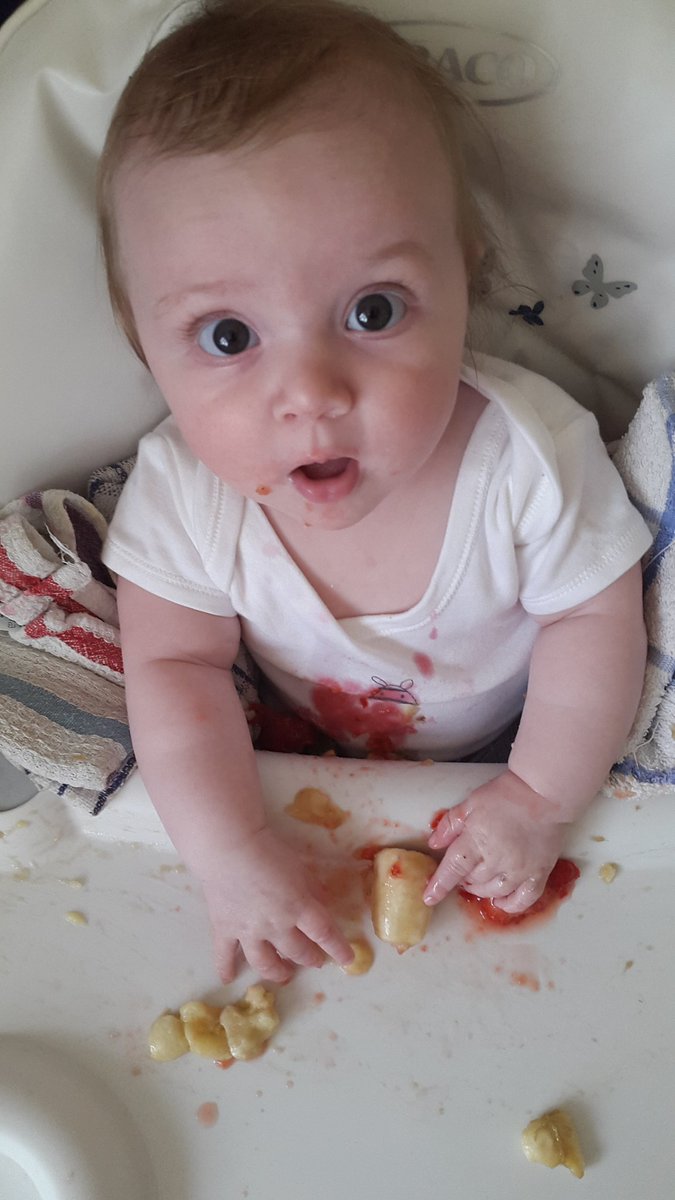 TorBearTor's tweet photo. #messytime with my tiny gorgeous baby girl. #banana #strawberry #smoothie https://t.co/5LU0vvGEnY