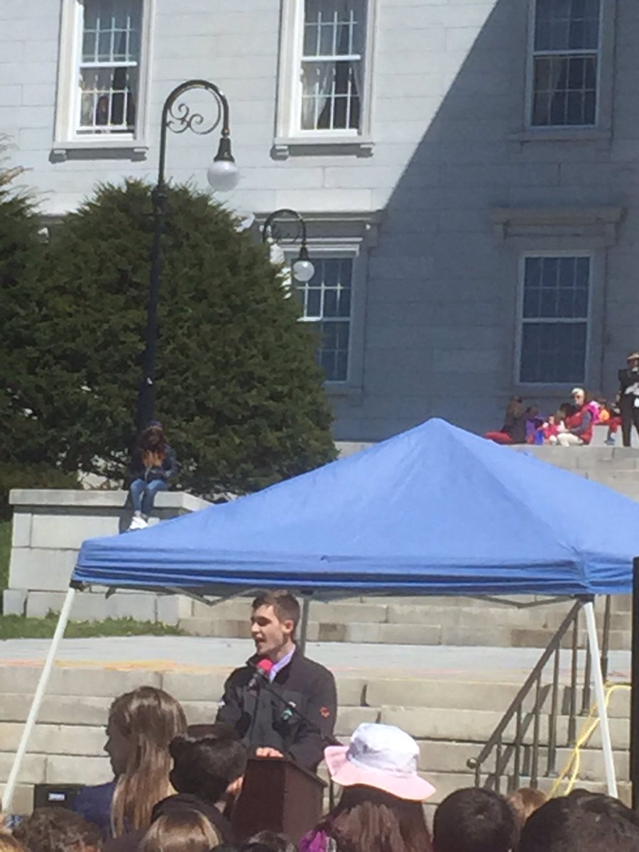 BryanAubin's tweet photo. Graham Swaney making a statement on the Statehouse lawn! #mmu #climatechange #vtyouthrally https://t.co/fMXXfKd3dc