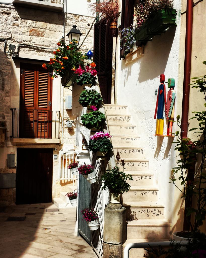 apuliaslowtrav's tweet photo. happy #travelthursday from #Polignano a #Mare .. the town of #poetry and #flowers #WeAreInLove with #Puglia #Italy https://t.co/JoEHn44tvi