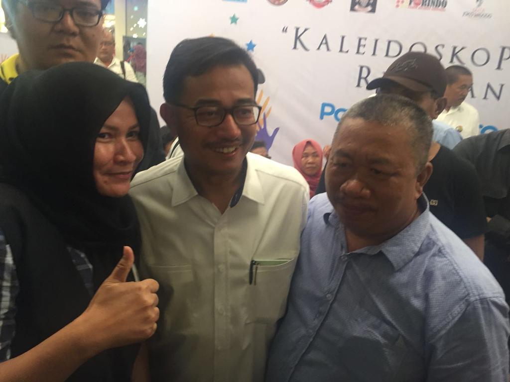 atr_bpn's tweet photo. Usai diskusi, pengunjung berinteraksi lgsg &amp; foto bersama Menteri ATR/BPN @TheOfficialFMB. Terima kasih sudah hadir! https://t.co/iLTGSVgGLH